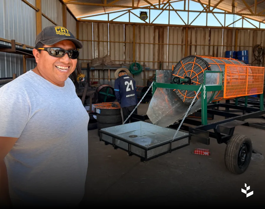 Productor local junto a maquinaria de procesamiento agrícola desarrollada por el proyecto Escala en la Región de Tarapacá.